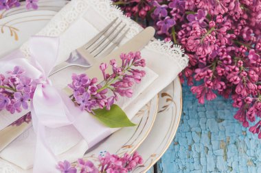 Sofra ve violet ahşap backgro Lila ile Gümüş eşyalar