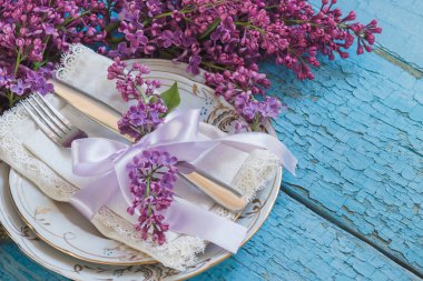 Sofra ve violet ahşap backgro Lila ile Gümüş eşyalar