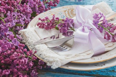 Sofra ve violet ahşap backgro Lila ile Gümüş eşyalar