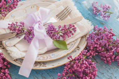 Sofra ve violet ahşap backgro Lila ile Gümüş eşyalar