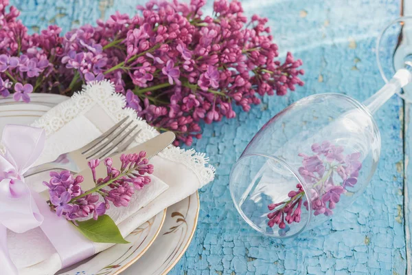 Посуд і срібний посуд з фіолетовим бузком на дерев'яному фоні — стокове фото