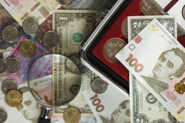 Ukraynalı hryvnia ve Amerikan dolar büyüteç ile
