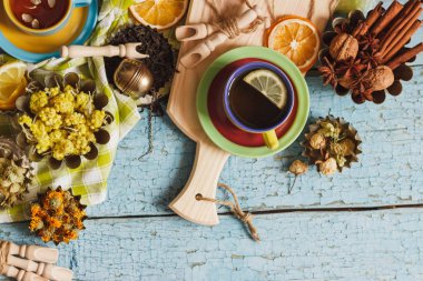 Bardak bitki çayı ve adet limon, Kuru otlar ve farklı süslemeler ile