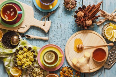 Bardak bitki çayı ve adet limon, Kuru otlar ve farklı süslemeler ile