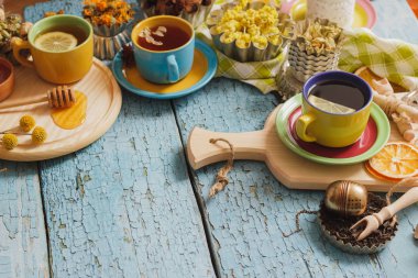 Bardak bitki çayı ve adet limon, Kuru otlar ve farklı süslemeler ile