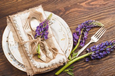 Sofra ve kabarık Menekşe lupins ile Gümüş eşyalar