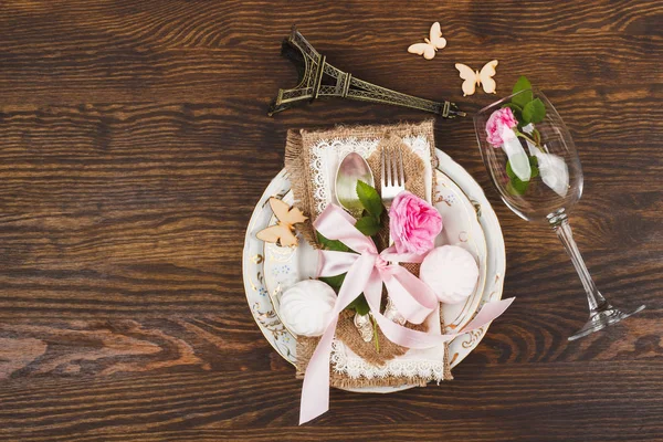 Tableware and silverware with puffy light pink roses — Stock Photo, Image