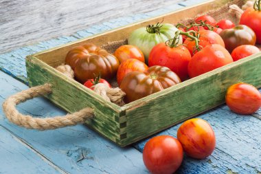 Ahşap tepsi olgun domates tür farklı ayarla