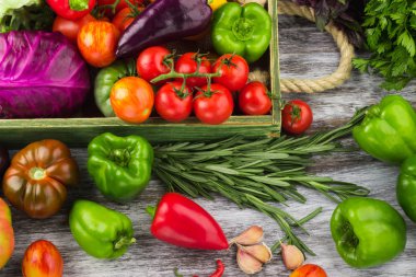 Farklı taze çiğ renkli sebze içinde ahşap tepsi kümesi