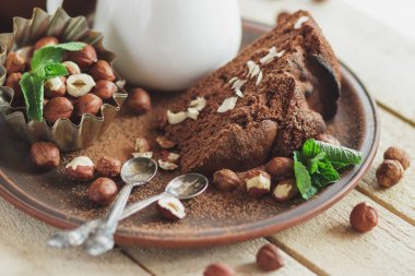 Parça çikolatalı kek, nane yaprağı, fındık ve süt ile kavanoz