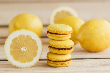 Sarı Fransız macarons ahşap tahta üzerinde limon ile
