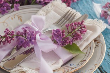 Sofra ve violet ahşap arka plan üzerinde Lila ile Gümüş eşyalar