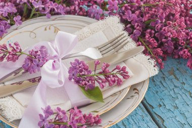 Sofra ve violet ahşap arka plan üzerinde Lila ile Gümüş eşyalar