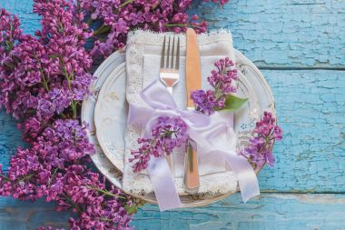 Sofra ve violet ahşap arka plan üzerinde Lila ile Gümüş eşyalar