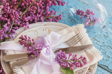 Sofra ve violet ahşap arka plan üzerinde Lila ile Gümüş eşyalar