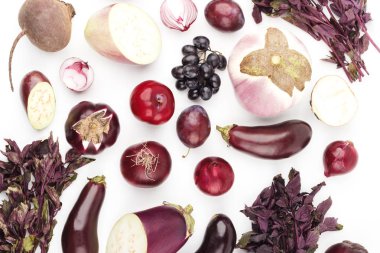 İzole farklı Menekşe çiğ sebze kümesi