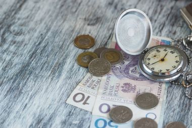 Küçük cüzdan ve cep saati ile Polonya Zlotisi