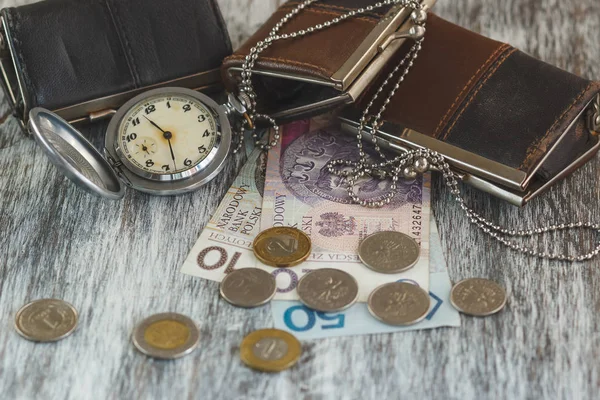 Küçük cüzdan ve cep saati ile Polonya Zlotisi