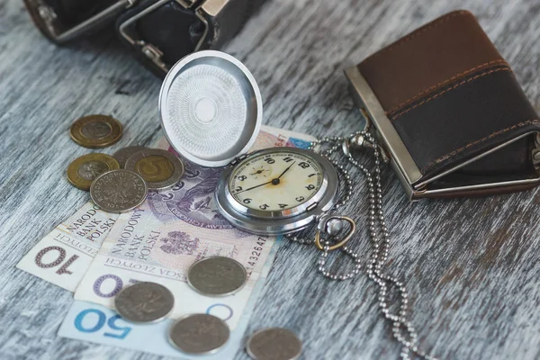 Польський злотий з маленькі гаманці і кишеньковий годинник — стокове фото