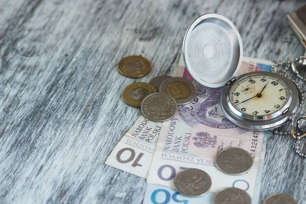 Küçük cüzdan ve cep saati ile Polonya Zlotisi