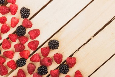 Kırmızı Ahududu ve açık ahşap renkli blackberry