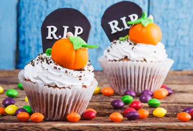 Renkli sakız süslemeleri ile Halloween cupcakes