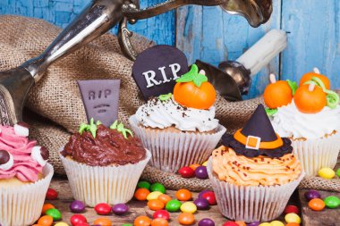 Renkli süslemeleri ile Halloween cupcakes