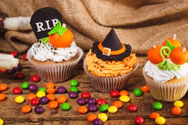 Renkli süslemeleri ile Halloween cupcakes