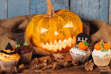 Cadılar Bayramı Balkabağı ve renkli süslemeleri ile cupcakes