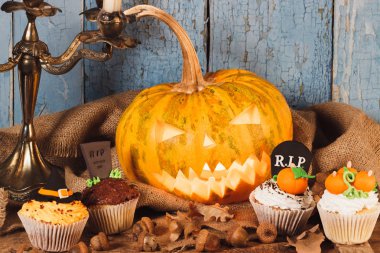 Cadılar Bayramı Balkabağı ve renkli süslemeleri ile cupcakes