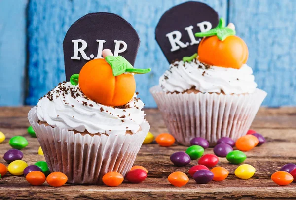 Renkli sakız süslemeleri ile Halloween cupcakes