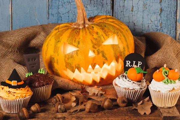 Cadılar Bayramı Balkabağı ve renkli süslemeleri ile cupcakes