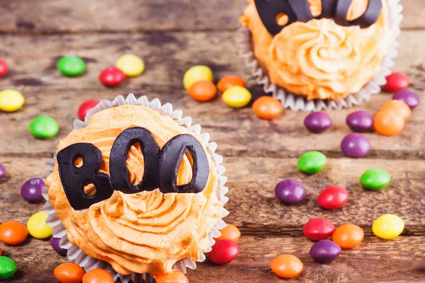 Halloween cupcakes s barevnou výzdobou — Stock fotografie