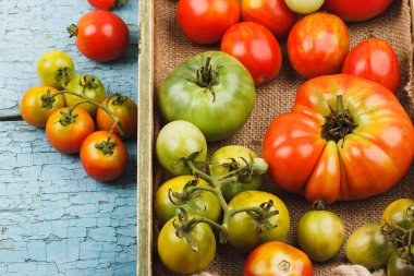 Ahşap tepsi olgun domates tür farklı ayarla