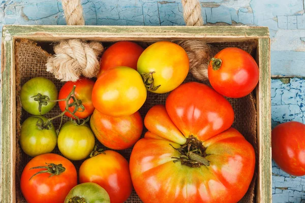 Ahşap tepsi olgun domates tür farklı ayarla