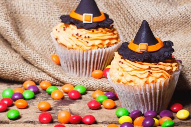 Renkli süslemeleri ile Halloween cupcakes