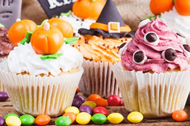 Renkli süslemeleri ile Halloween cupcakes