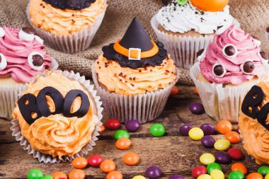 Renkli süslemeleri ile Halloween cupcakes