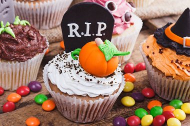 Renkli sakız süslemeleri ile Halloween cupcakes
