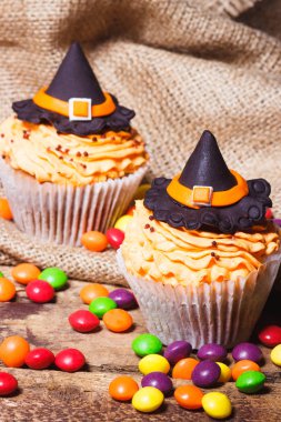 Renkli süslemeleri ile Halloween cupcakes