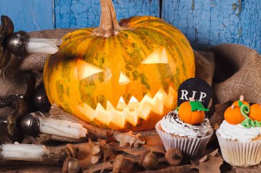 Cadılar Bayramı Balkabağı ve renkli süslemeleri ile cupcakes