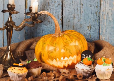 Cadılar Bayramı Balkabağı ve renkli süslemeleri ile cupcakes