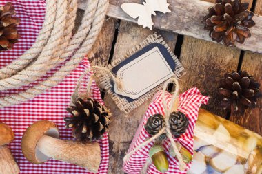 Çiğ beyaz mantar, çam kozalakları ve dekoratif etiketi