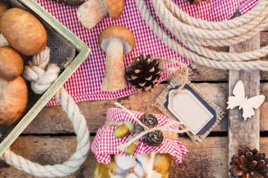 Çiğ beyaz mantar, çam kozalakları ve dekoratif etiketi