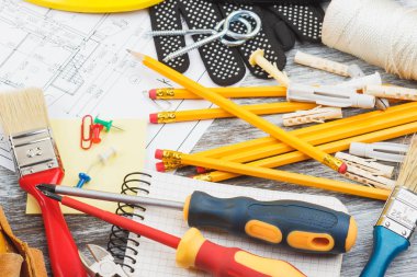 Farklı inşaat araçları, ahşap arka plan