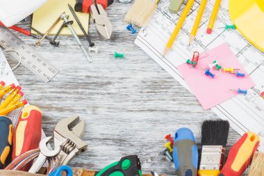 Farklı inşaat araçları, ahşap arka plan