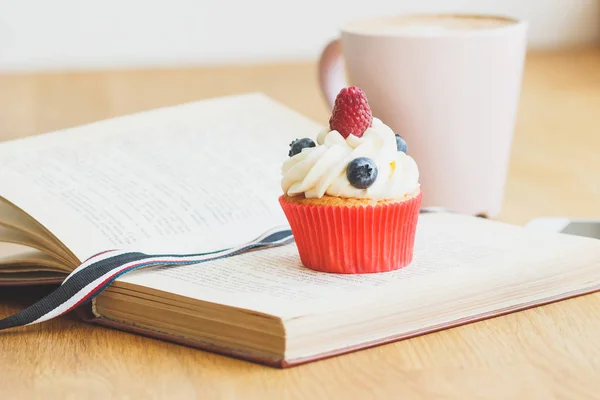 Cupcake aux framboises et bleuets, tasse de cappuccino chaud — Photo