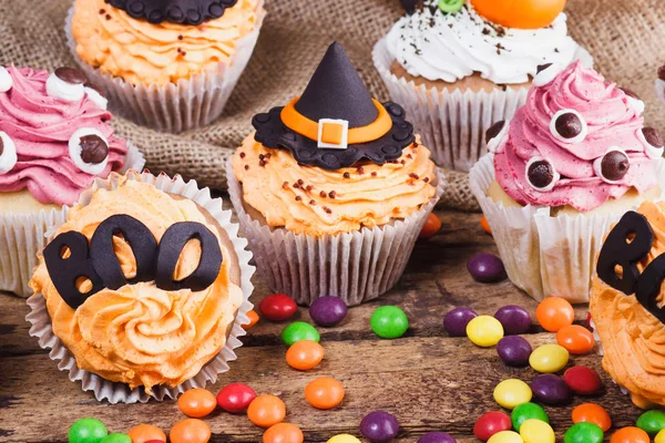 Halloween cupcakes s barevnou výzdobou — Stock fotografie