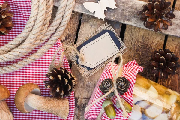 Çiğ beyaz mantar, çam kozalakları ve dekoratif etiketi