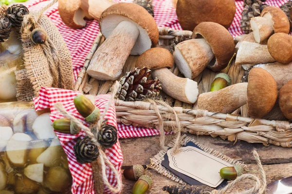Çiğ beyaz mantar, çam kozalakları ve dekoratif etiketi